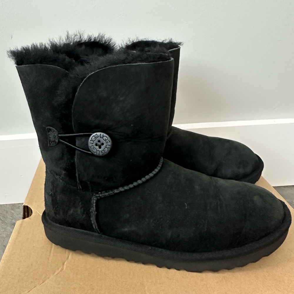 Women's UGG BAILEY BUTTON -Size 6